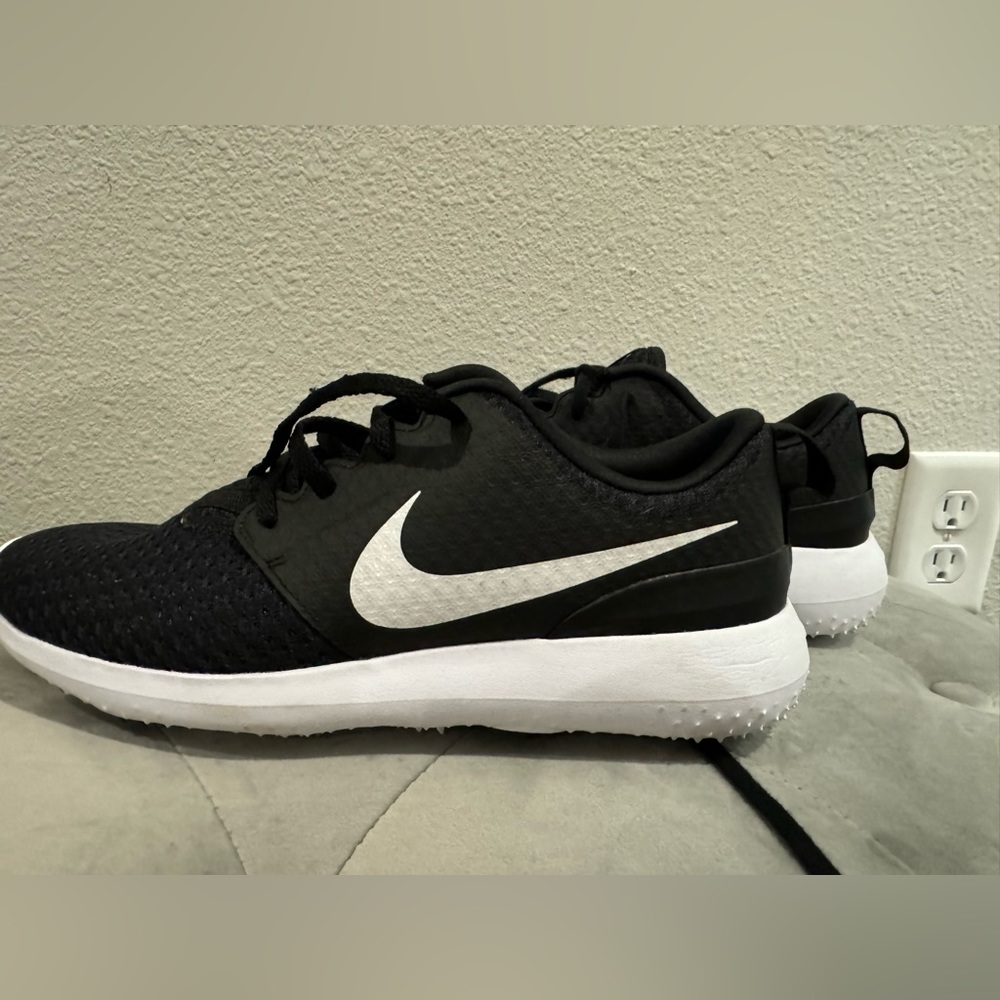 Nike Women’s Golf Shoes. US 8.5. Black and White